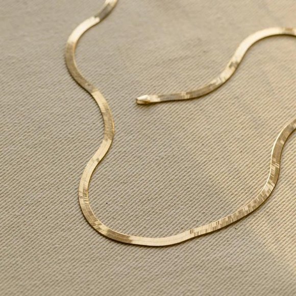 Elegant Gold Necklace - Picture 2 of 2